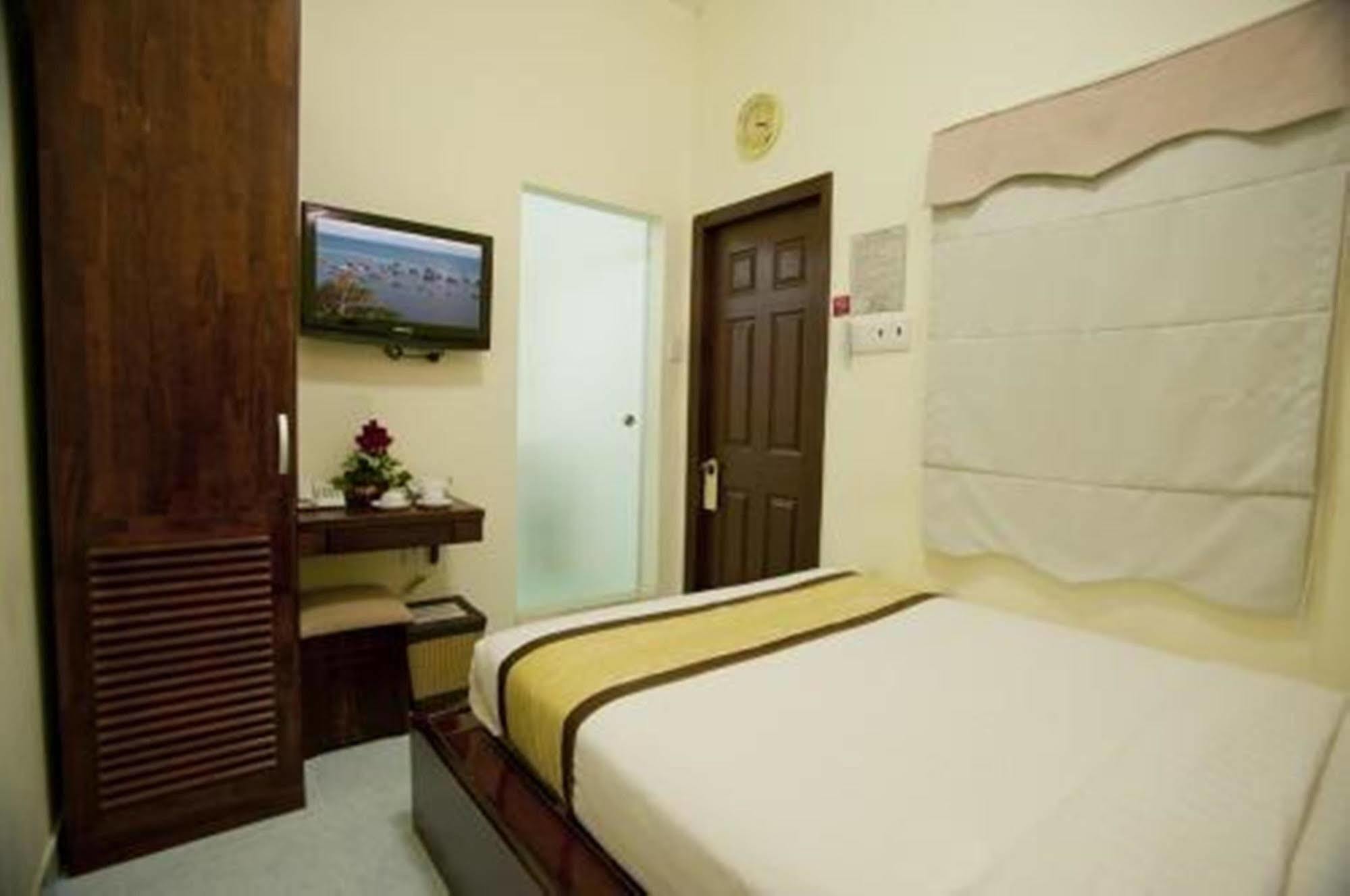 Oyo 438 Small Bay Hotel Cidade de Ho Chi Minh Exterior foto